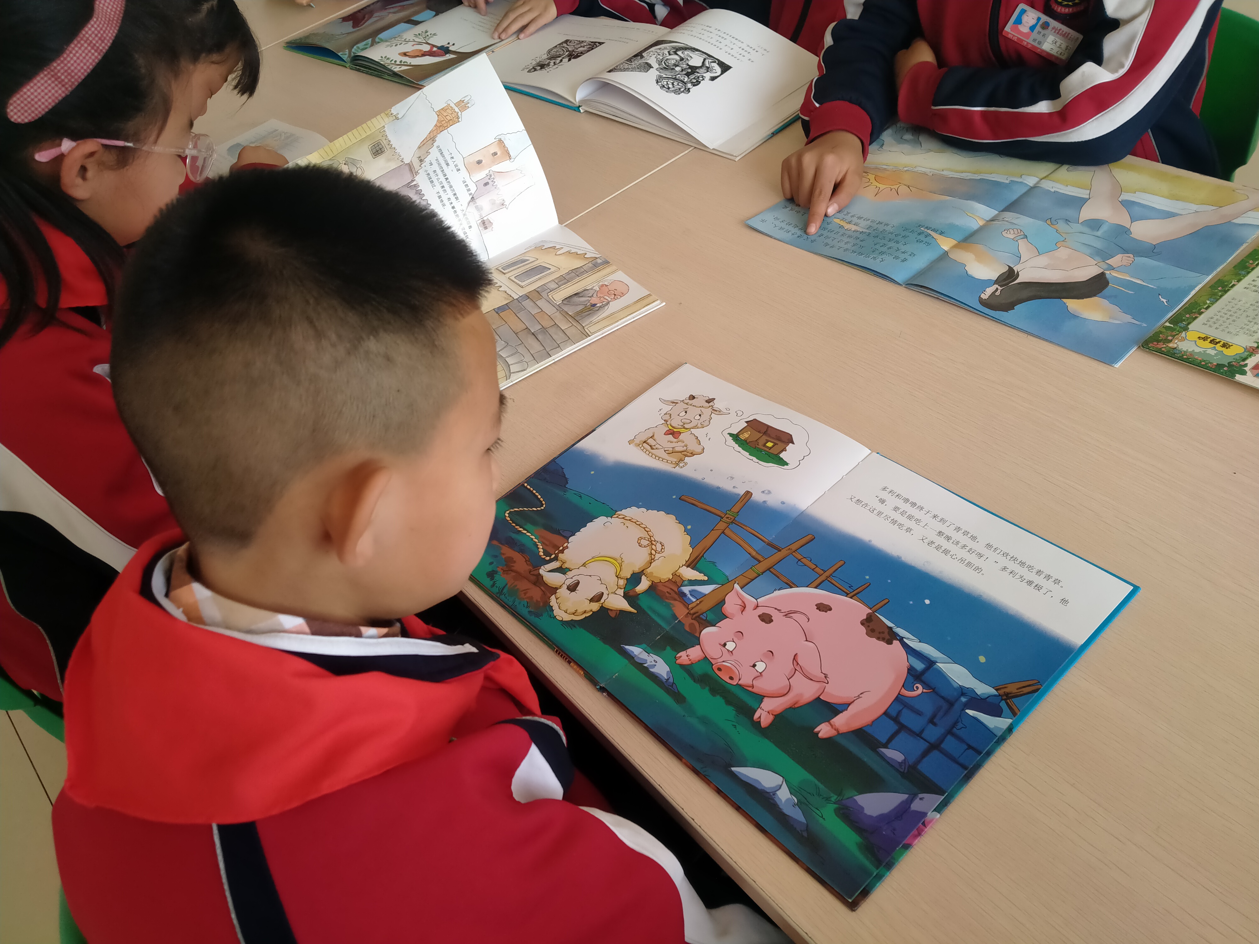 伊金霍洛旗第五小学低年级学生阅览课.jpg
