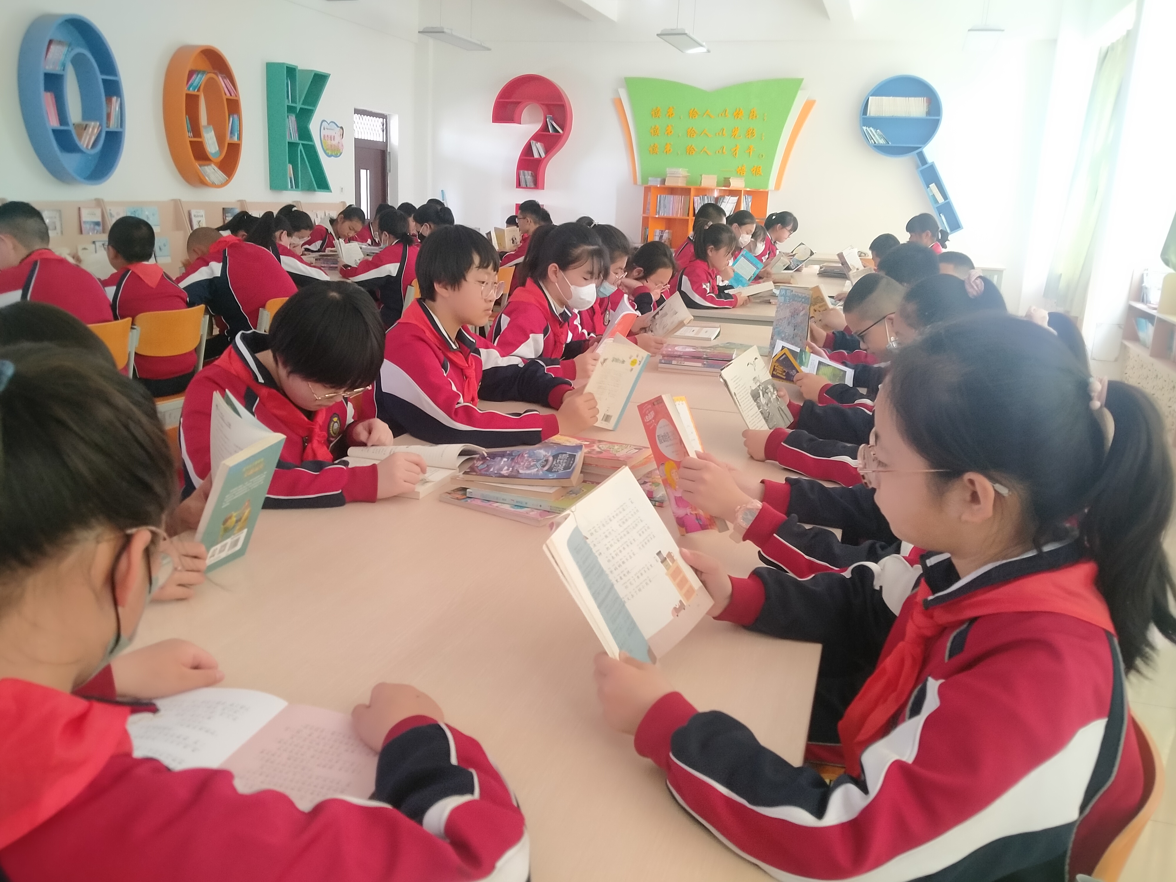 伊金霍洛旗第五小学高年级学生阅览课.jpg
