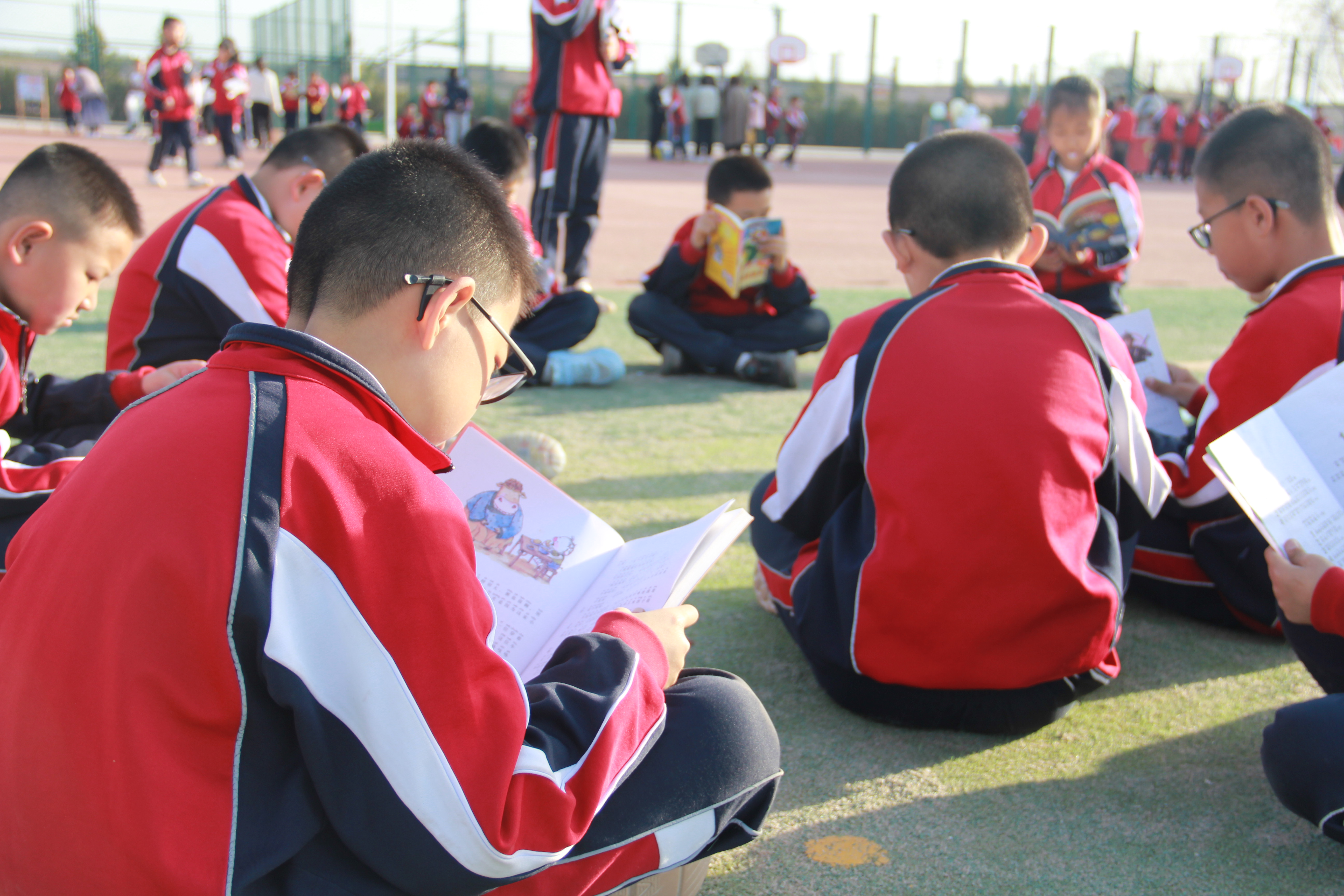 伊金霍洛旗第五小学跳蚤书市活动3.JPG