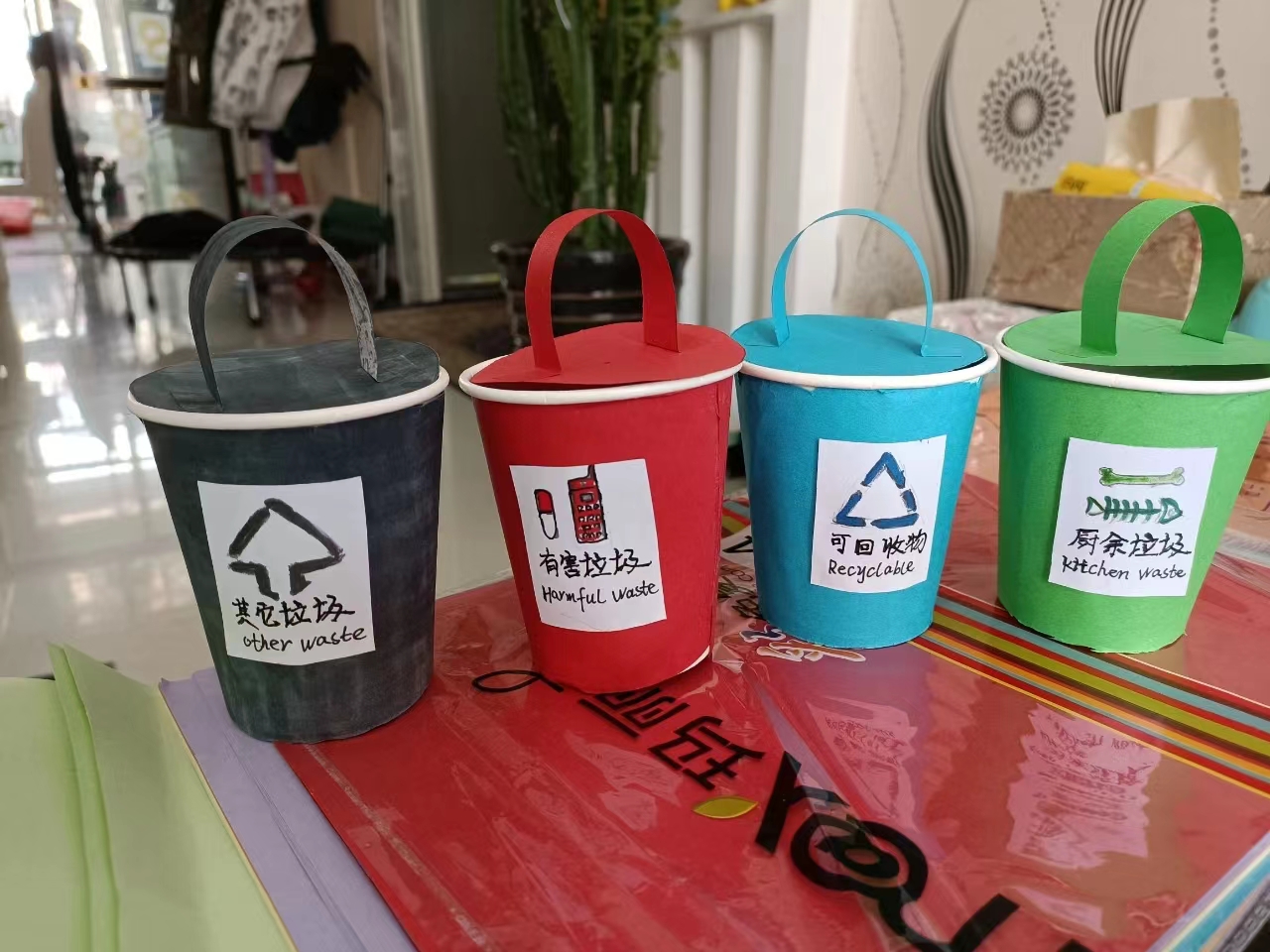 10.准格尔旗组织学生手工制作分类回收垃圾桶.jpg