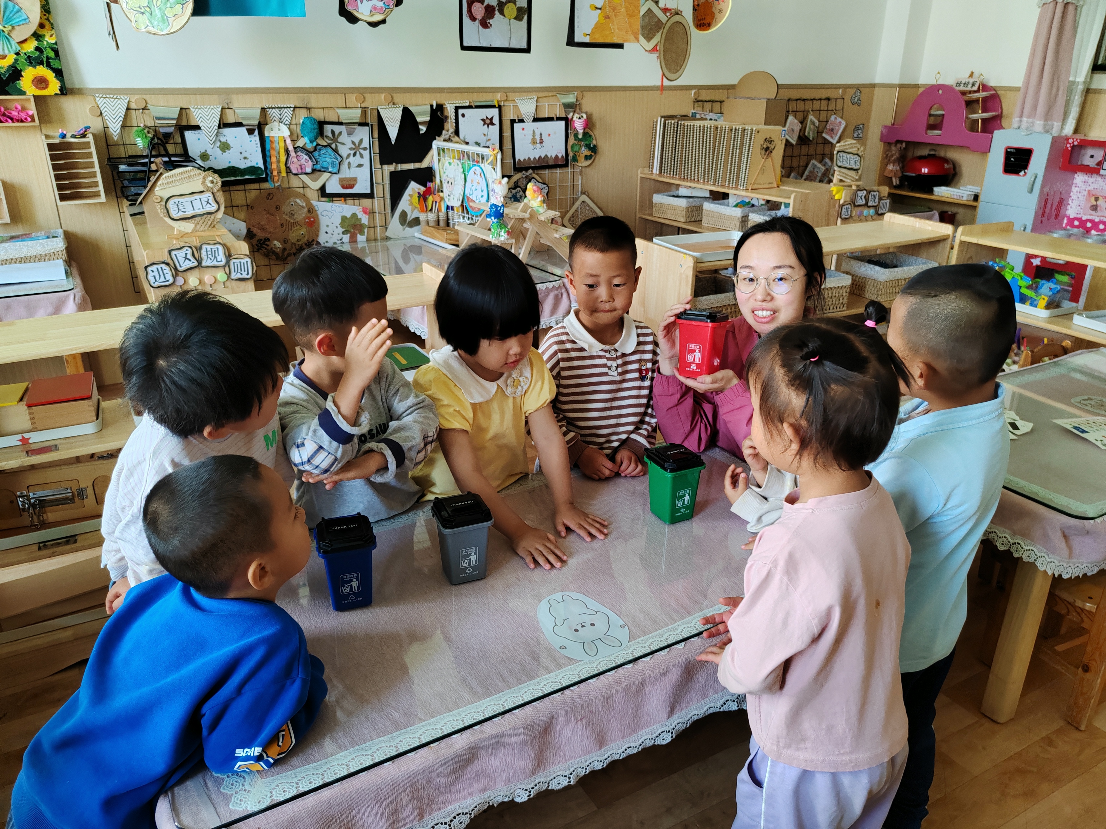 13.准格尔旗幼儿园组织辨认垃圾桶种类活动..jpg