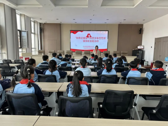北京知青魏秀珍老师以生动的语言，向达拉特旗实验学校的孩子们娓娓道来雷锋同志的生平事迹。